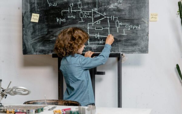 Kto wymyślił szkołę? Historia edukacji od starożytności po dziś