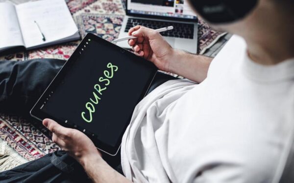 Studia podyplomowe czy kursy online? Jak inwestować w rozwój zawodowy w 2026