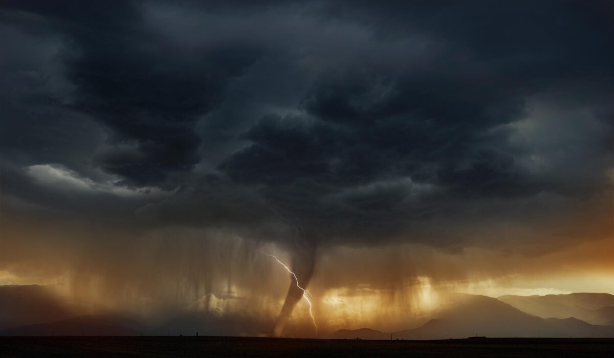 Tornado (trąba powietrzna) – co to jest, jak powstaje, skala Fujity i ciekawostki