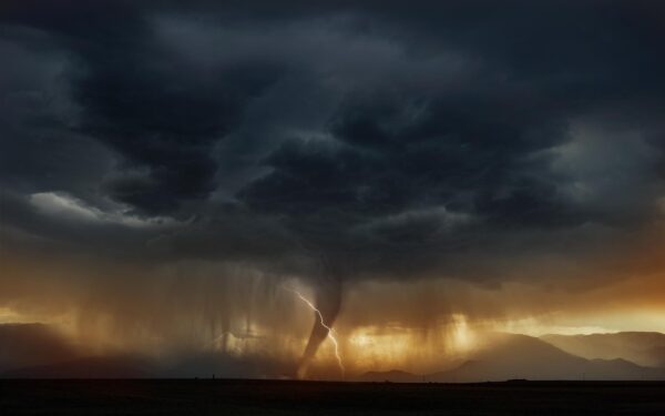 Tornado (trąba powietrzna) – co to jest, jak powstaje, skala Fujity i ciekawostki