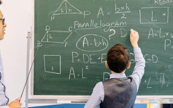Wzór na pole równoległoboku – wyprowadzenie, przykłady i zadania