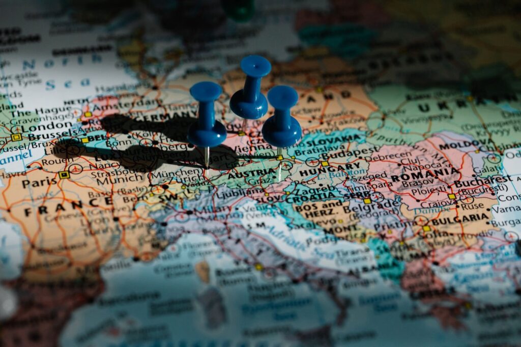 Polityczna mapa Europy z pinezkami wskazującymi państwa