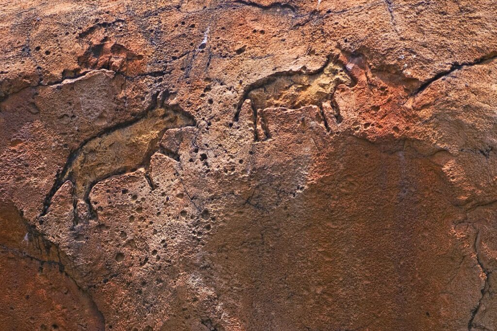 Prehistoryczne malowidło naskalne przedstawiające zwierzęta