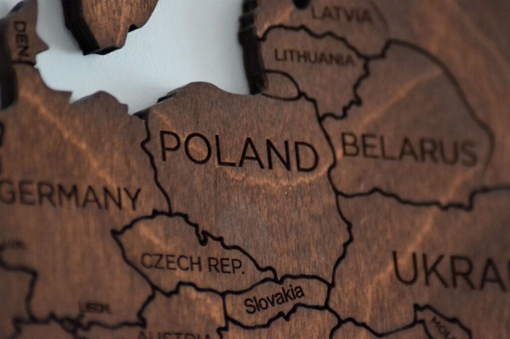 Drewniana mapa Polski na tle sąsiednich państw