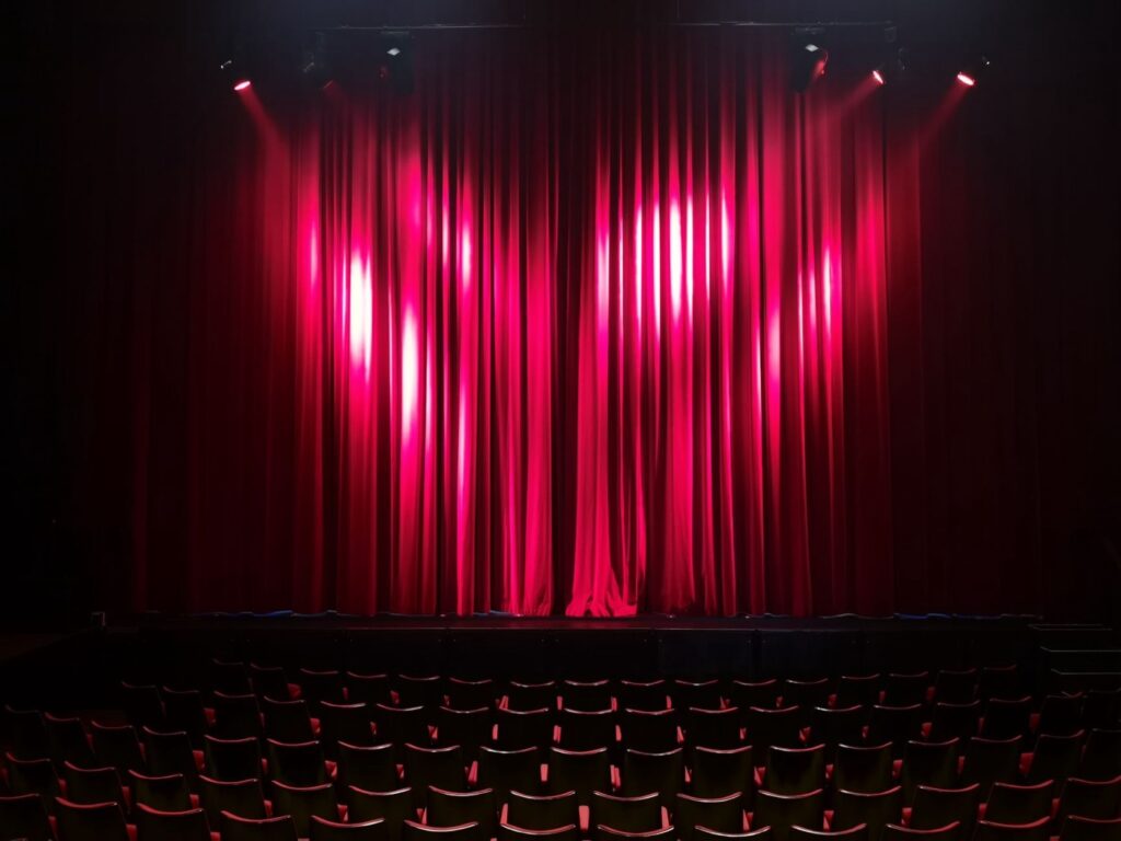 Pusta scena teatralna oświetlona reflektorem