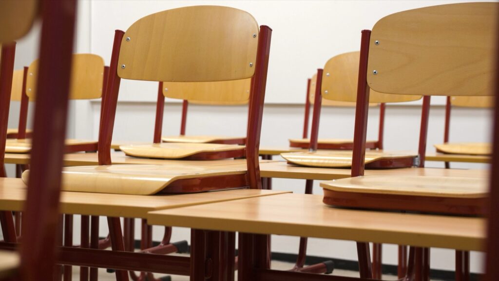 Pusta klasa szkolna z rzędami ławek