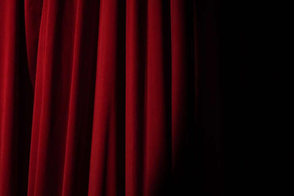 Scena teatralna z czerwoną kurtyną